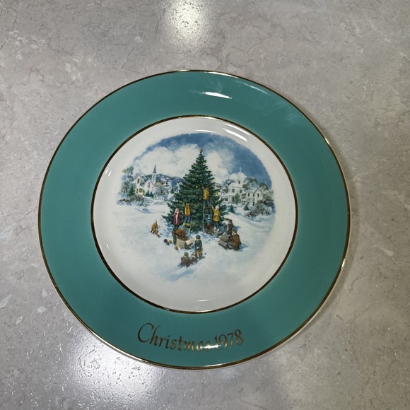 1978 Avon Christmas Plate Trimmed with‎ 22K Gold Trimming The Tree - Picture 1 of 5